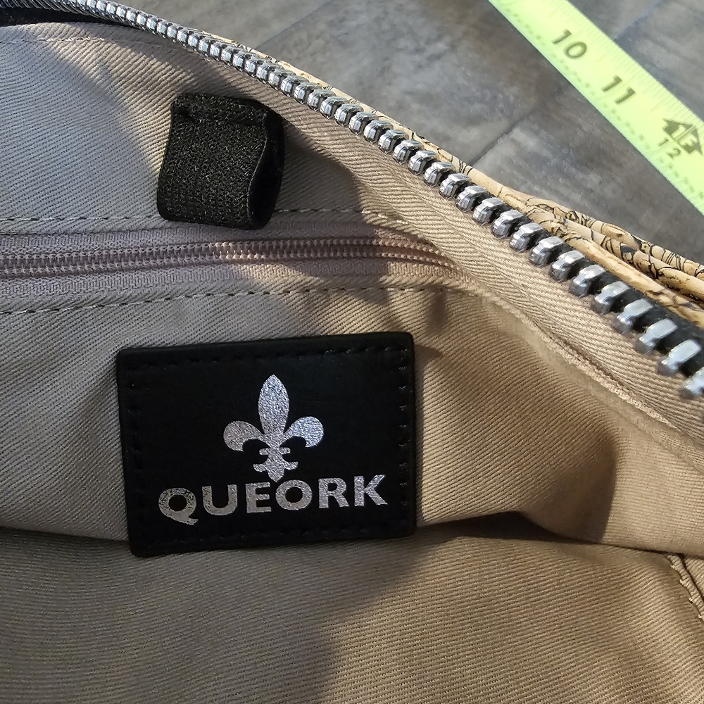 QUEORK Stylish Black and Tan Crossbody Bag - Picture 15 of 15